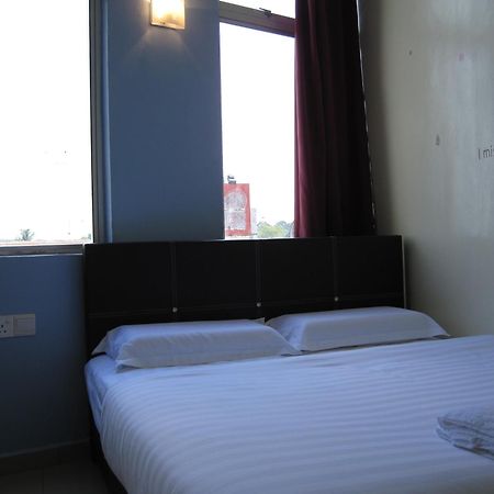 Max Inn Hotel Парит Раджа Номер фото