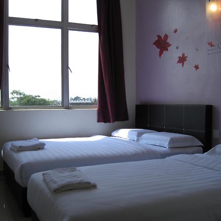 Max Inn Hotel Парит Раджа Номер фото