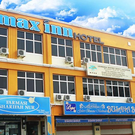 Max Inn Hotel Парит Раджа Экстерьер фото