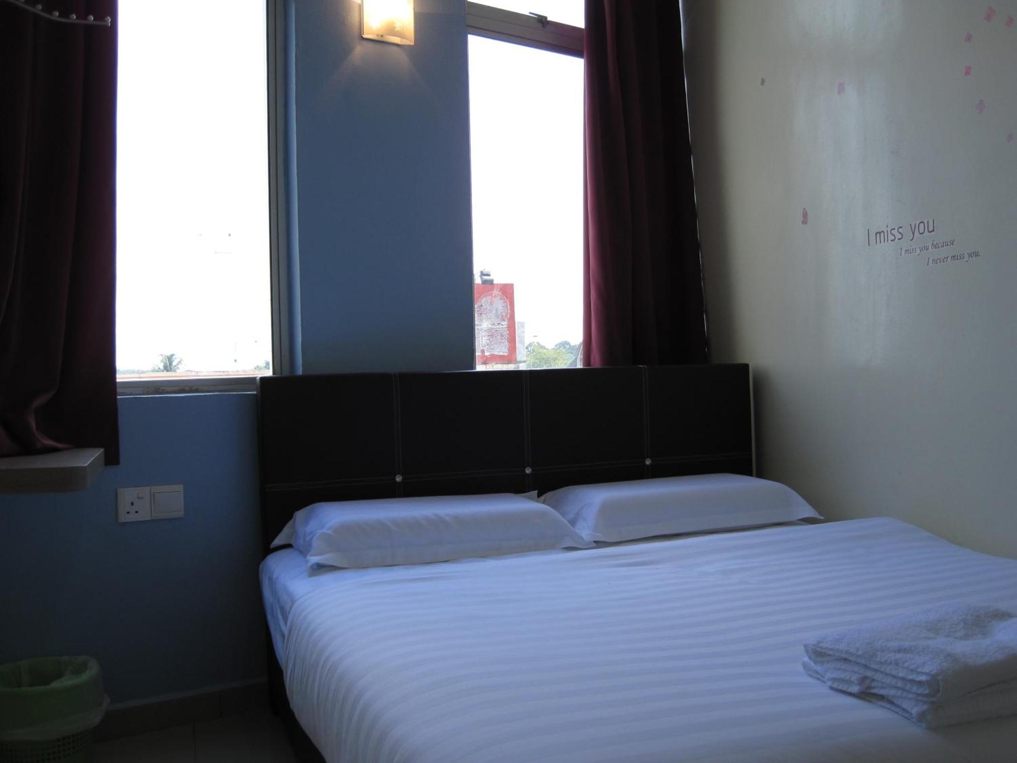 Max Inn Hotel Парит Раджа Номер фото