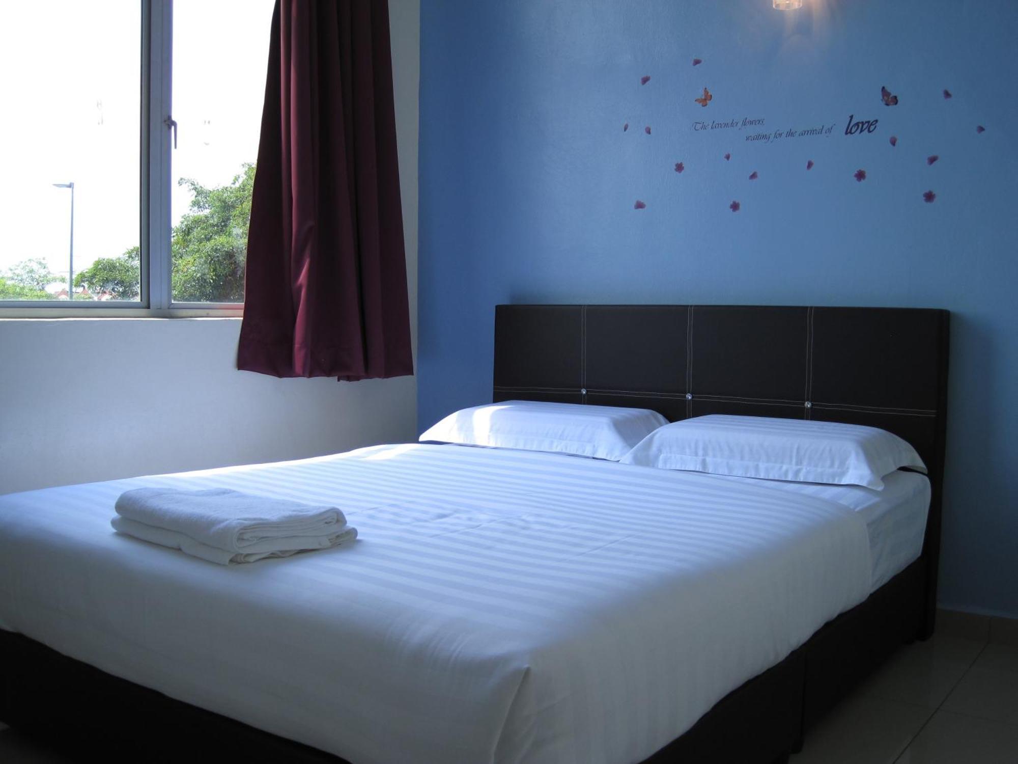 Max Inn Hotel Парит Раджа Номер фото