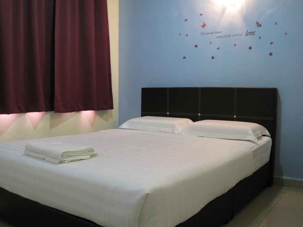 Max Inn Hotel Парит Раджа Экстерьер фото