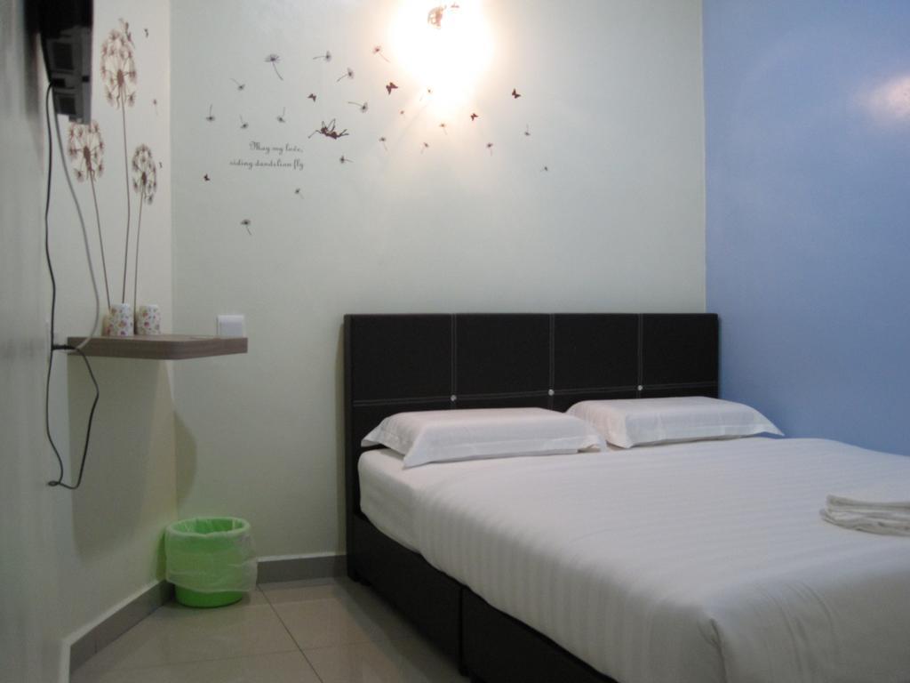 Max Inn Hotel Парит Раджа Номер фото