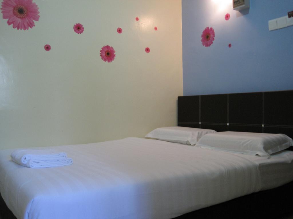 Max Inn Hotel Парит Раджа Номер фото