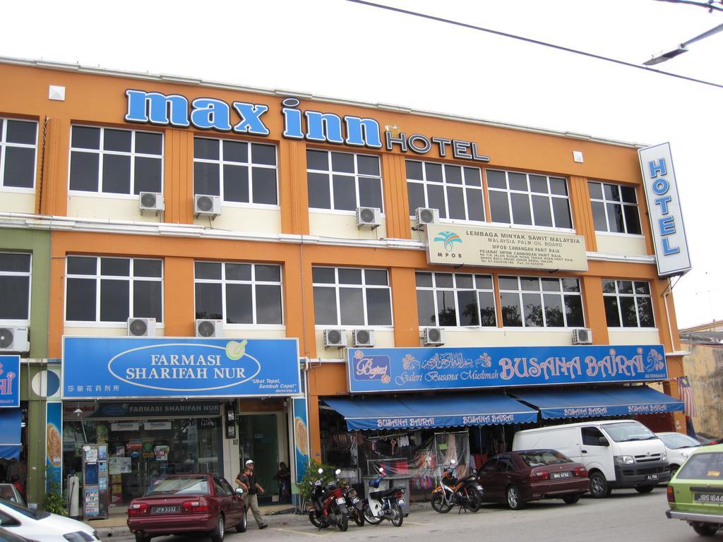 Max Inn Hotel Парит Раджа Экстерьер фото