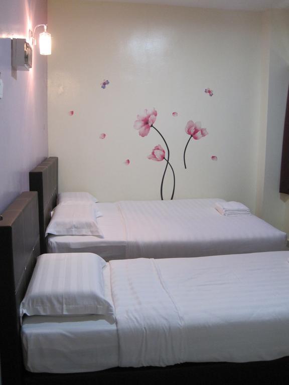 Max Inn Hotel Парит Раджа Экстерьер фото