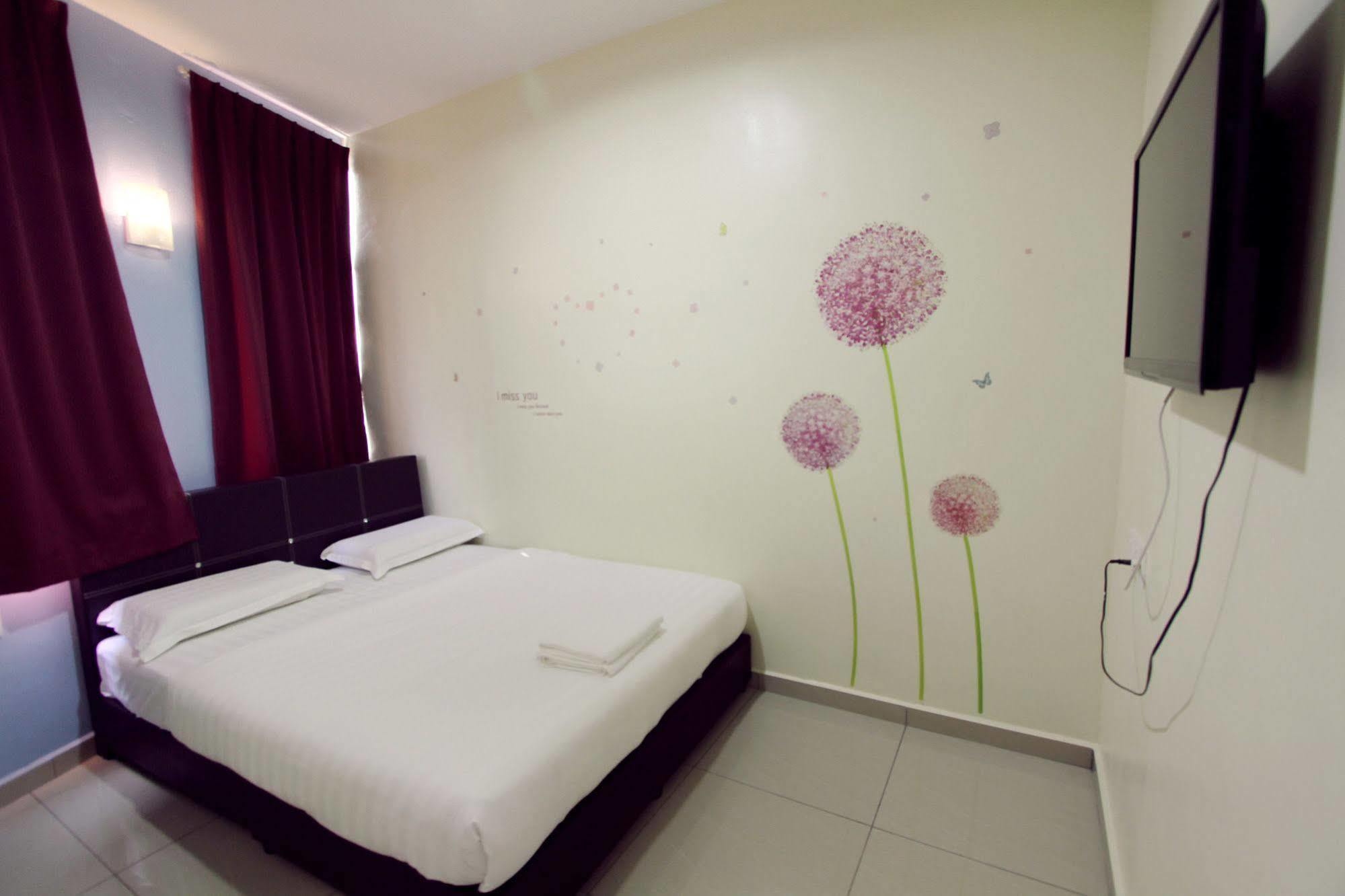 Max Inn Hotel Парит Раджа Экстерьер фото