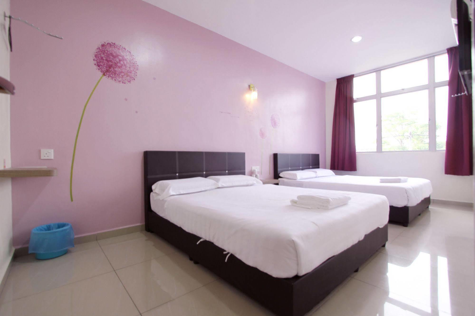 Max Inn Hotel Парит Раджа Экстерьер фото
