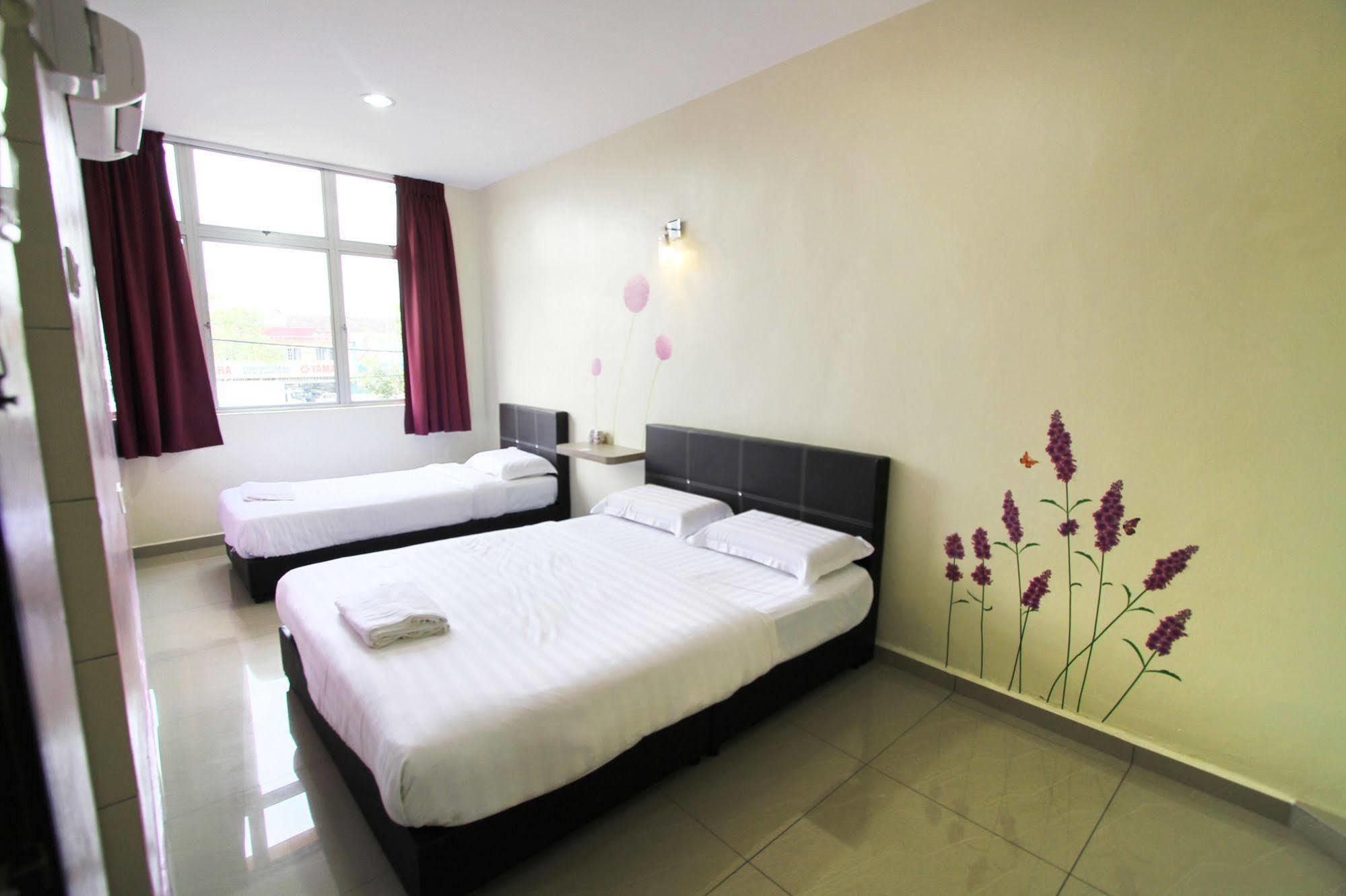 Max Inn Hotel Парит Раджа Экстерьер фото