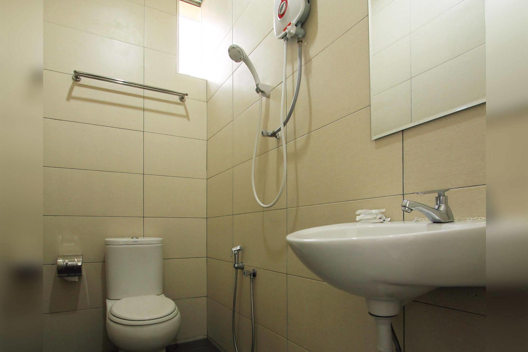 Max Inn Hotel Парит Раджа Экстерьер фото