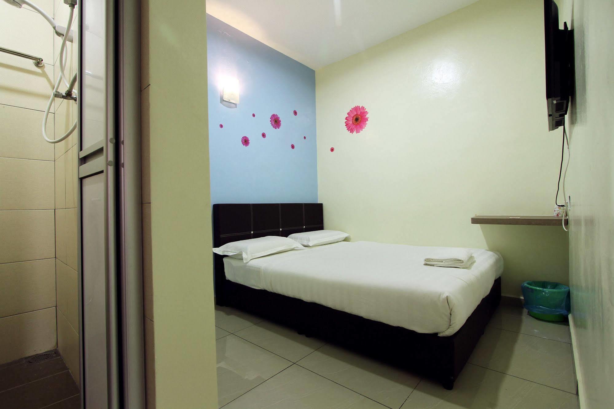 Max Inn Hotel Парит Раджа Экстерьер фото