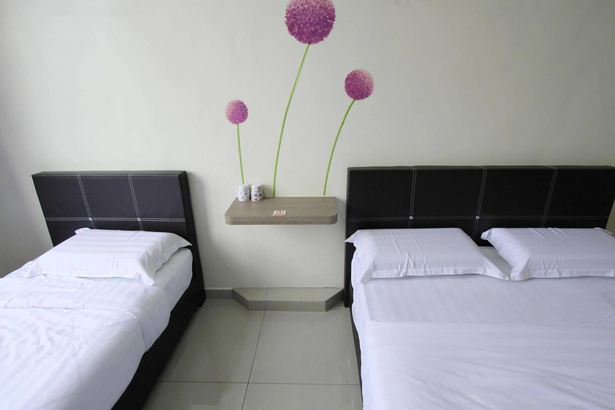 Max Inn Hotel Парит Раджа Экстерьер фото