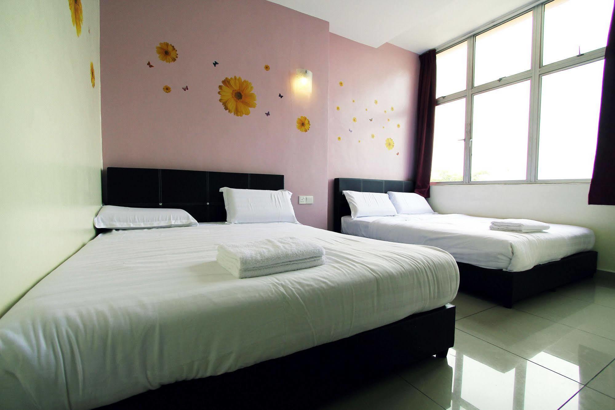 Max Inn Hotel Парит Раджа Экстерьер фото