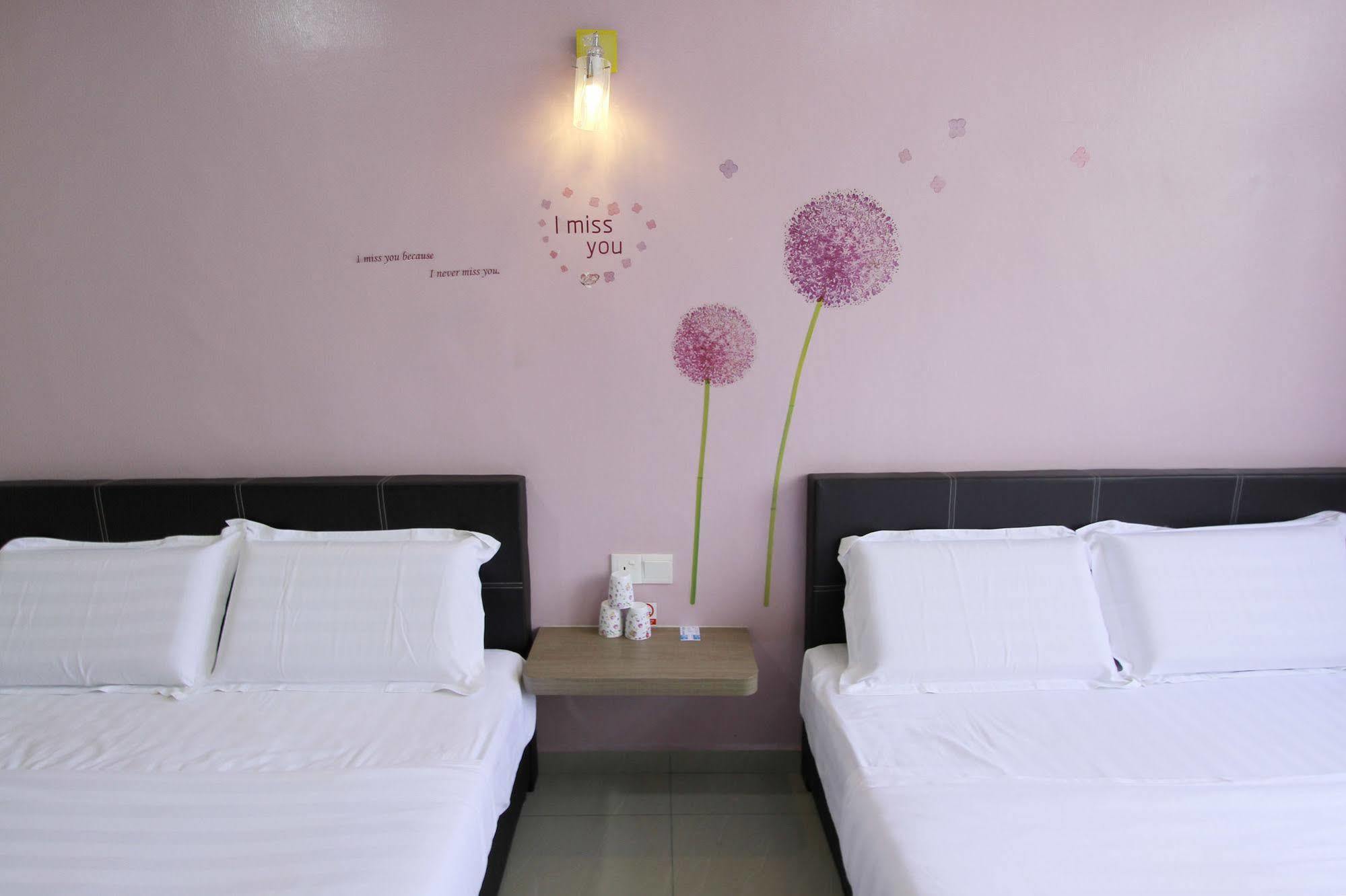 Max Inn Hotel Парит Раджа Экстерьер фото