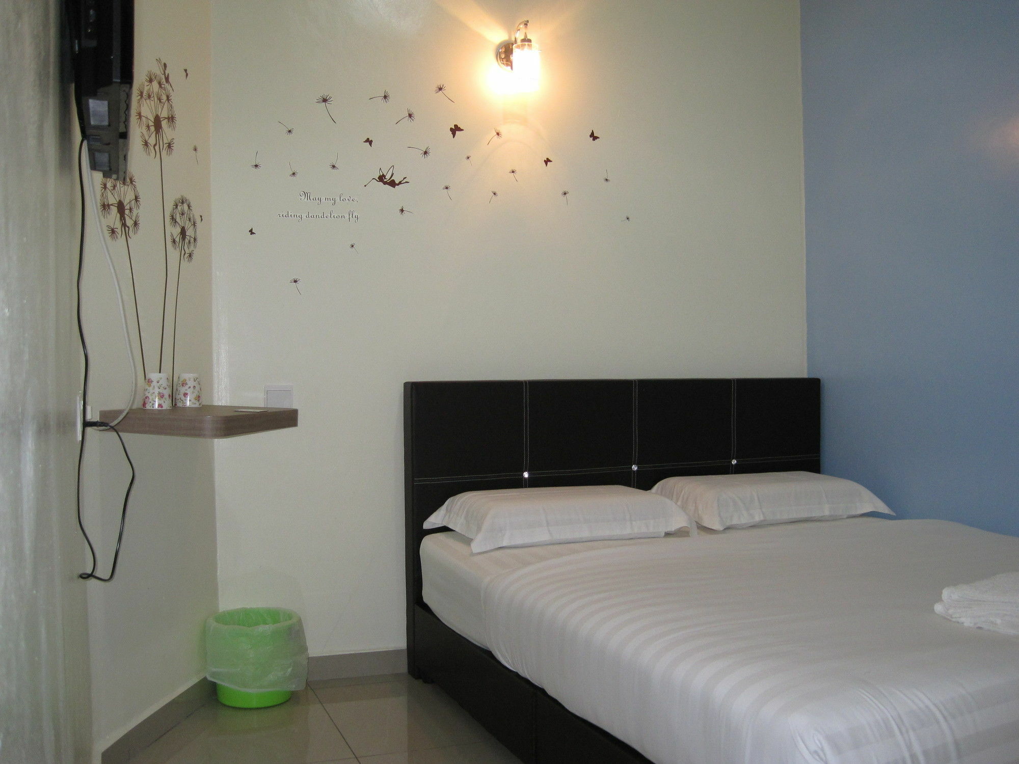 Max Inn Hotel Парит Раджа Экстерьер фото